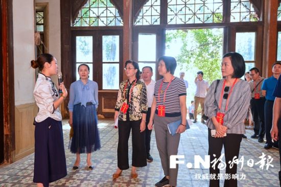 代表們視察采峰別墅修繕情況。 代表們視察采峰別墅修繕情況。