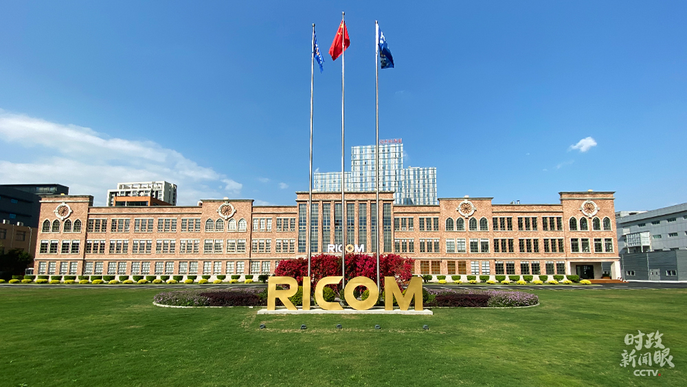 △福光公司企業(yè)技術中心在去年1月被認定為國家企業(yè)技術中心，這是一項國家級創(chuàng)新榮譽。（總臺央視記者李輝拍攝）