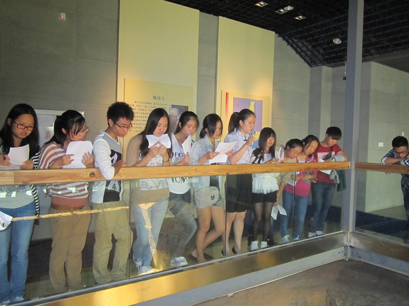 曇石山文化博物館義務(wù)講解隊(duì)培訓(xùn)之一：聽(tīng)取專業(yè)講解與分組培訓(xùn)