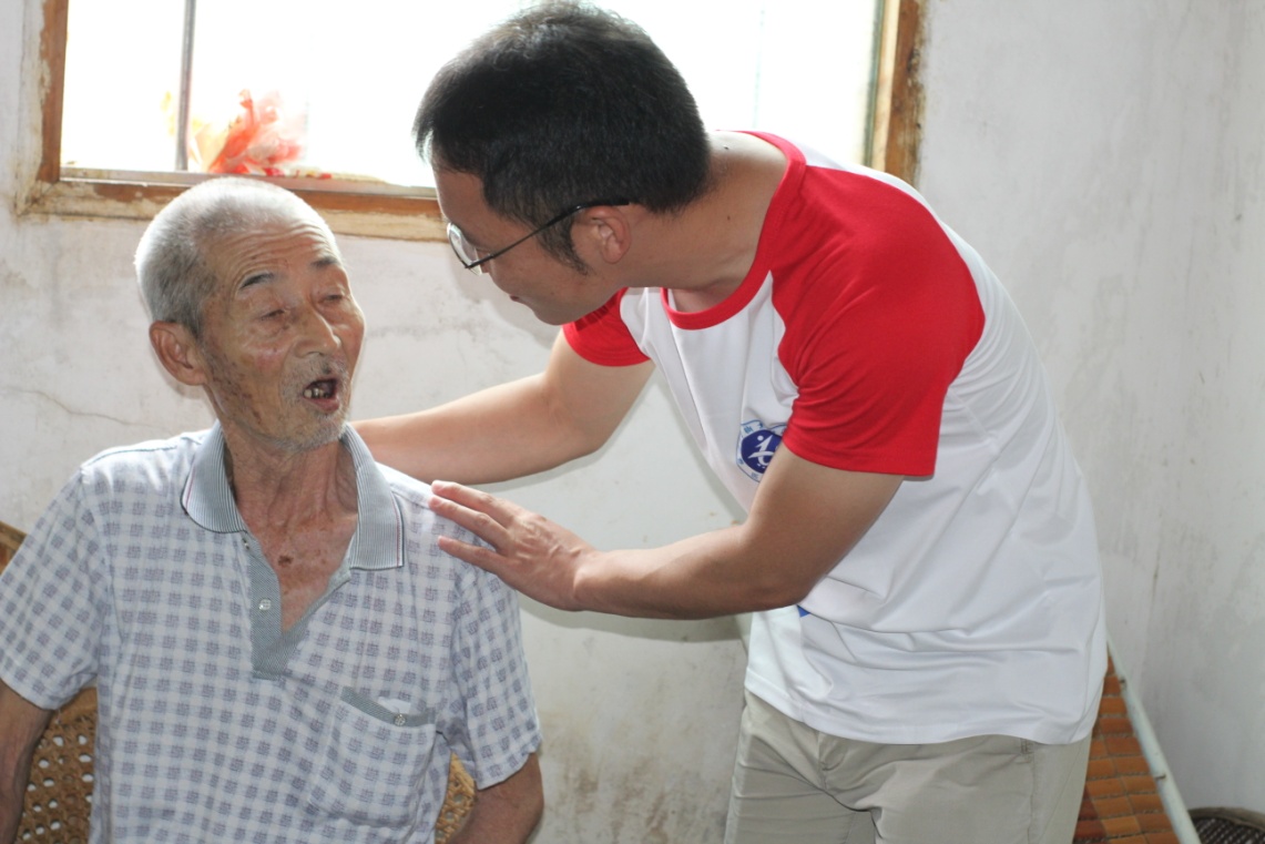 圖9 實(shí)踐隊(duì)隊(duì)員與困難戶(hù)93歲的曹奶奶揮手告別.jpg