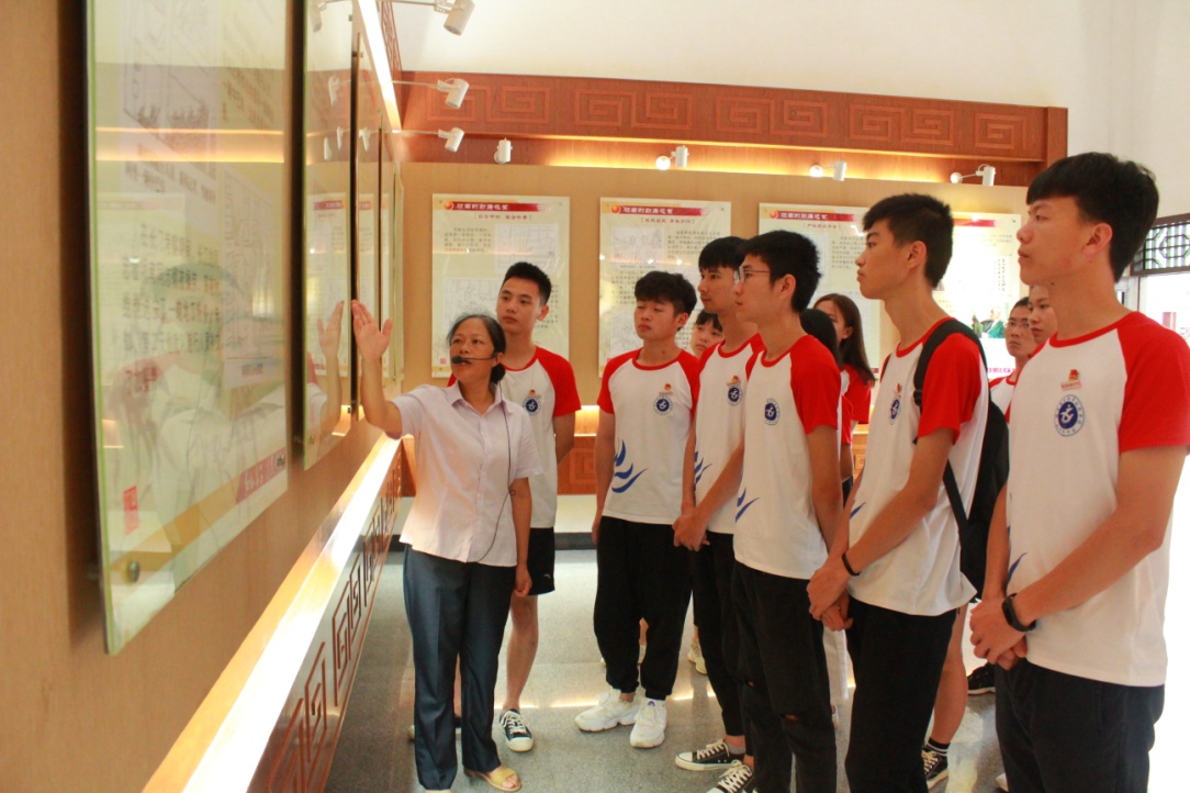 圖3 實(shí)踐隊(duì)隊(duì)員認(rèn)真聆聽(tīng)項(xiàng)南同志的光輝事跡.JPG